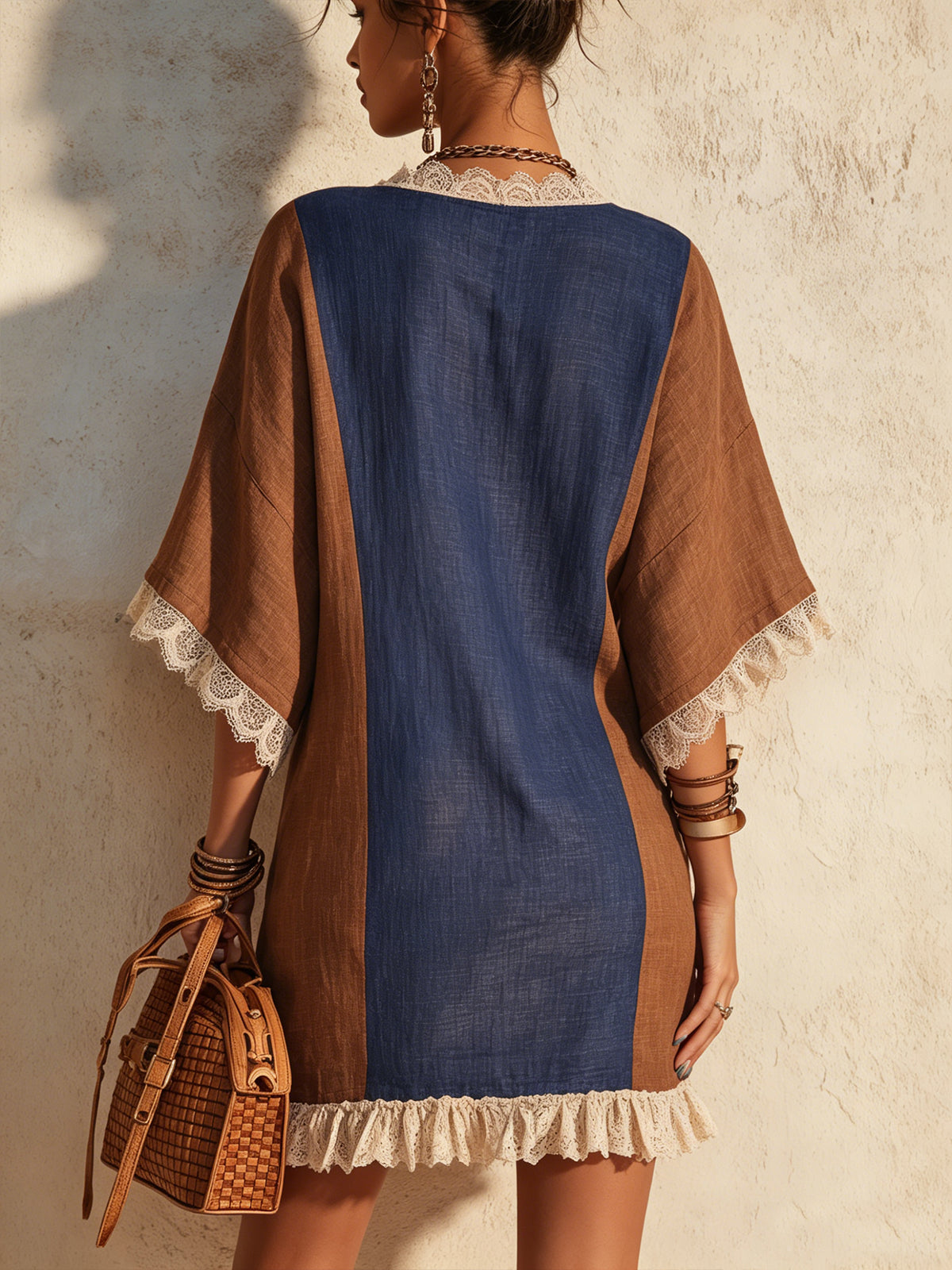 Minidress blu navy e caramello con scollo a V e bordi romantici
