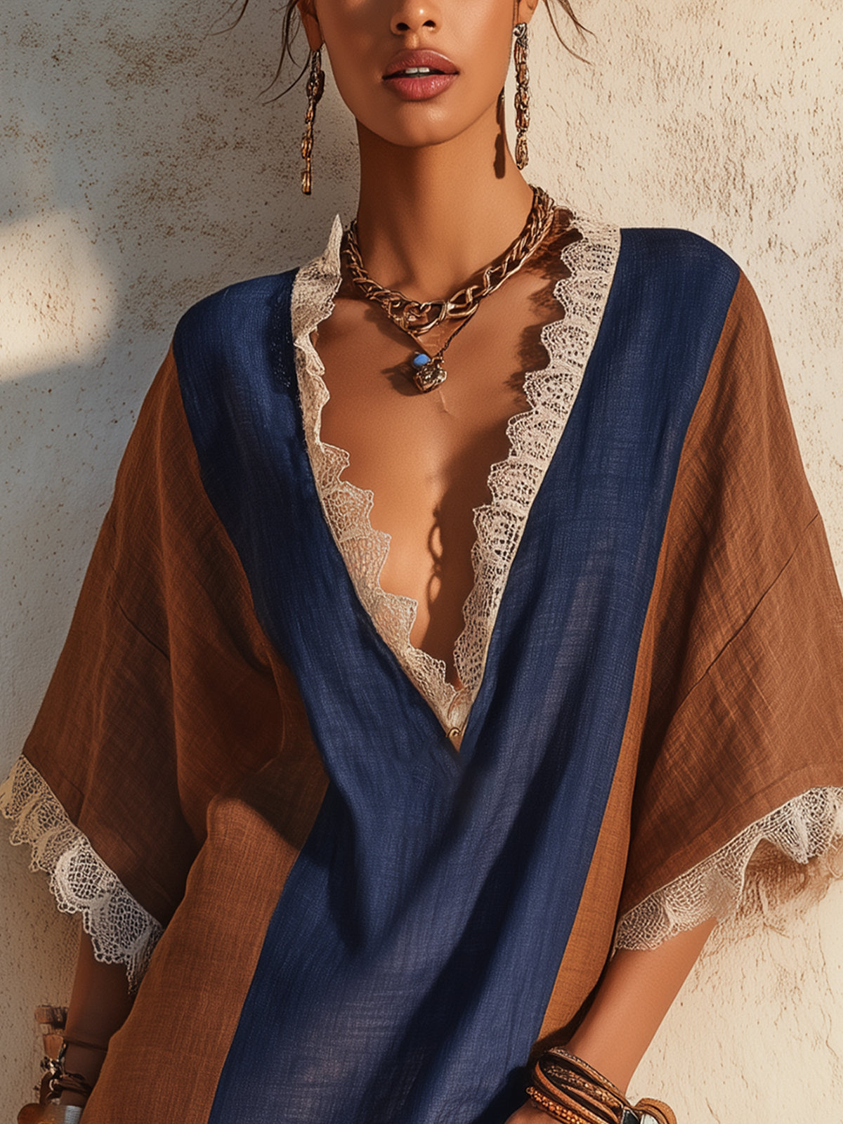 Minidress blu navy e caramello con scollo a V e bordi romantici